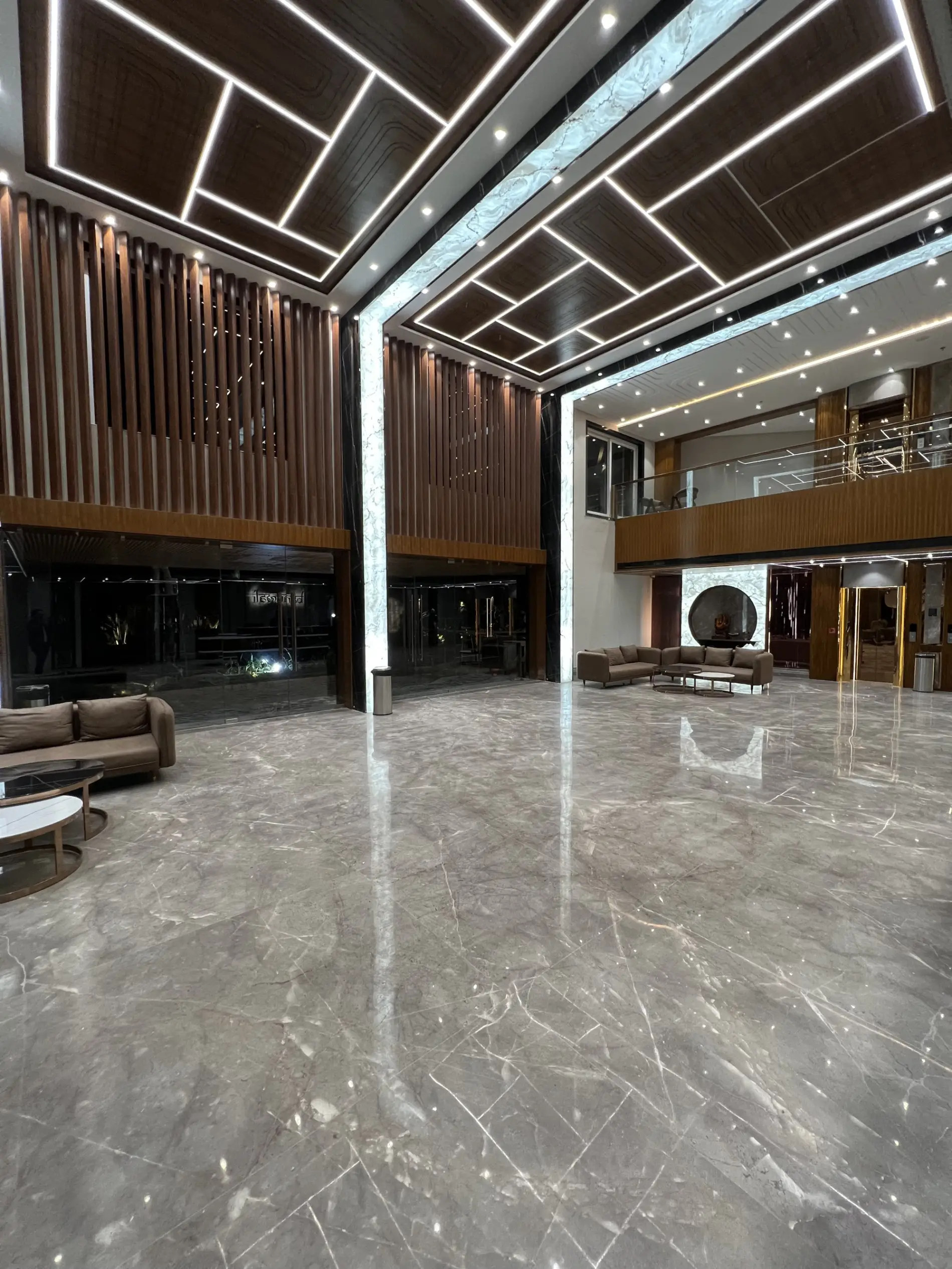 Salon luxueux avec sol en marbre aux finitions sur-mesure